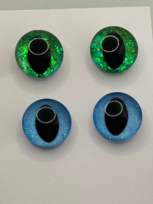 Black cat/dragon slit pupil