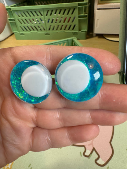 White round kawaii pupil