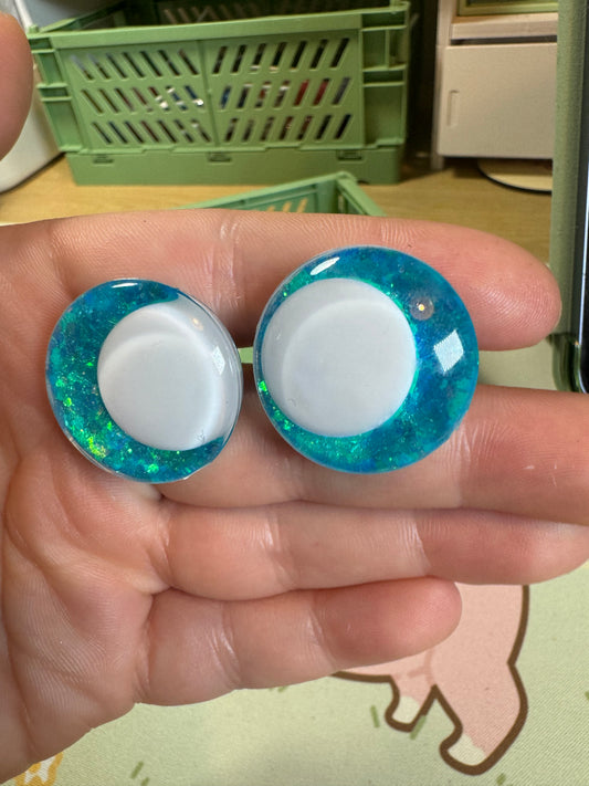 White round kawaii pupil