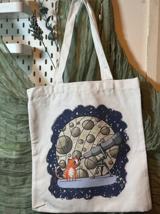 Cat moon-gazing tote bag