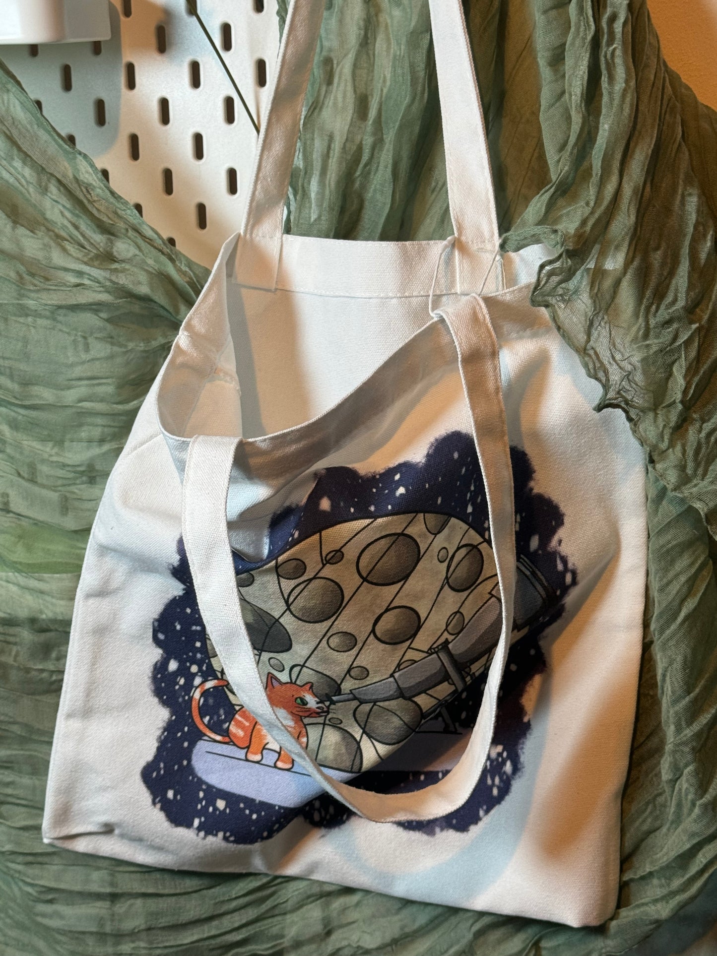 Cat moon-gazing tote bag
