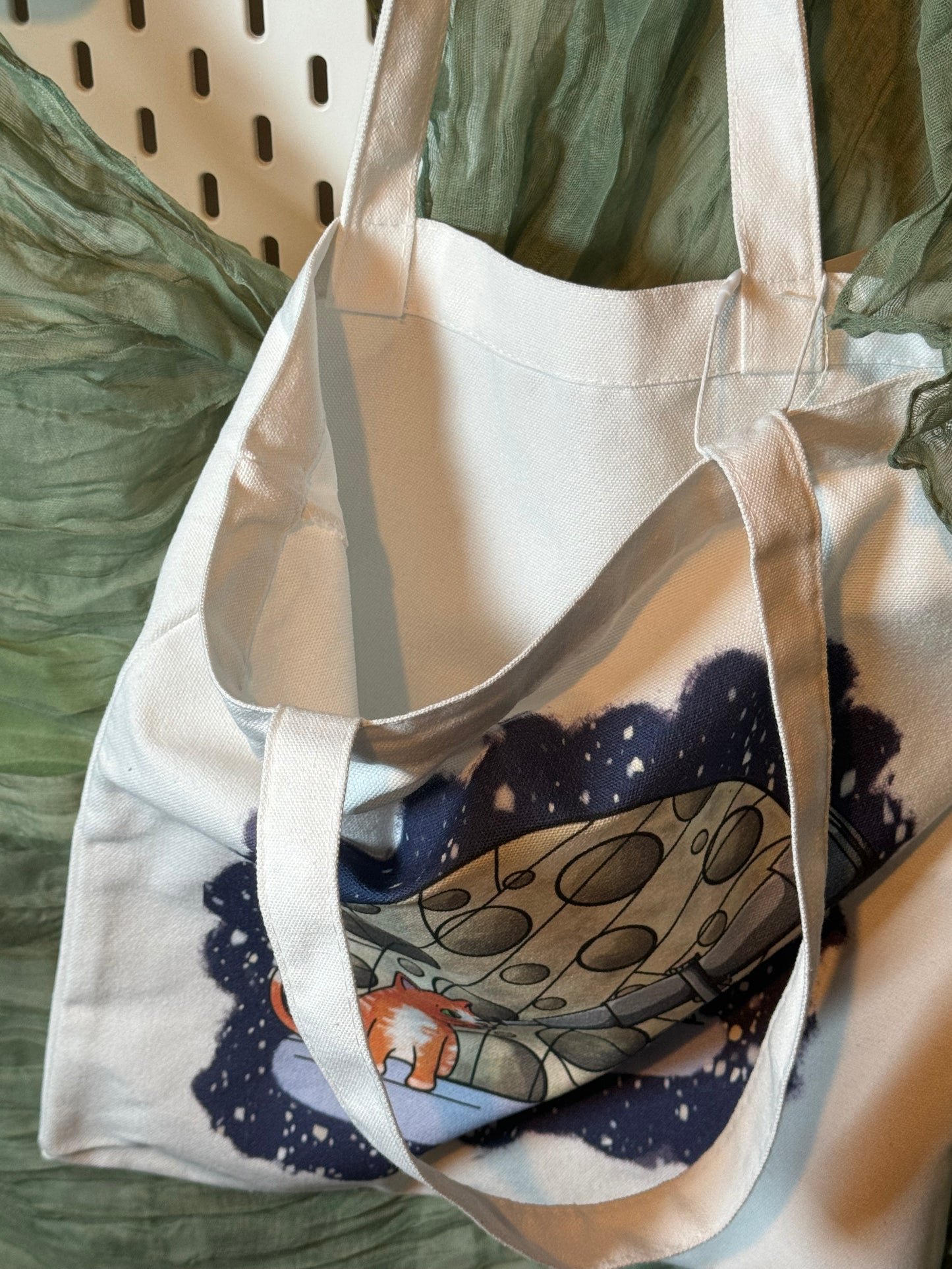Cat moon-gazing tote bag