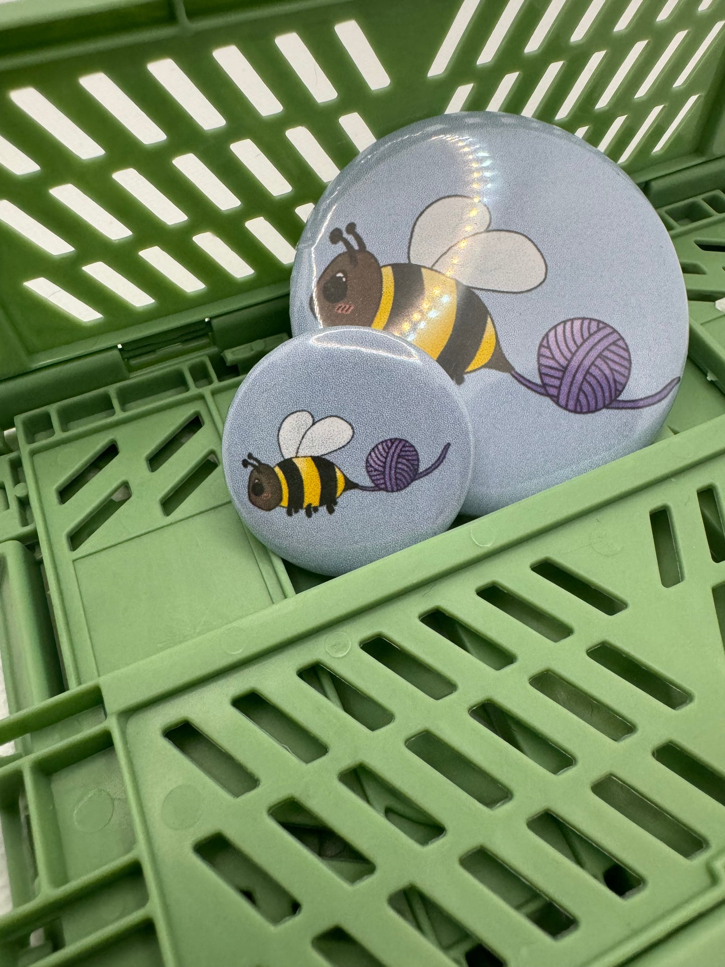 Bee button badge
