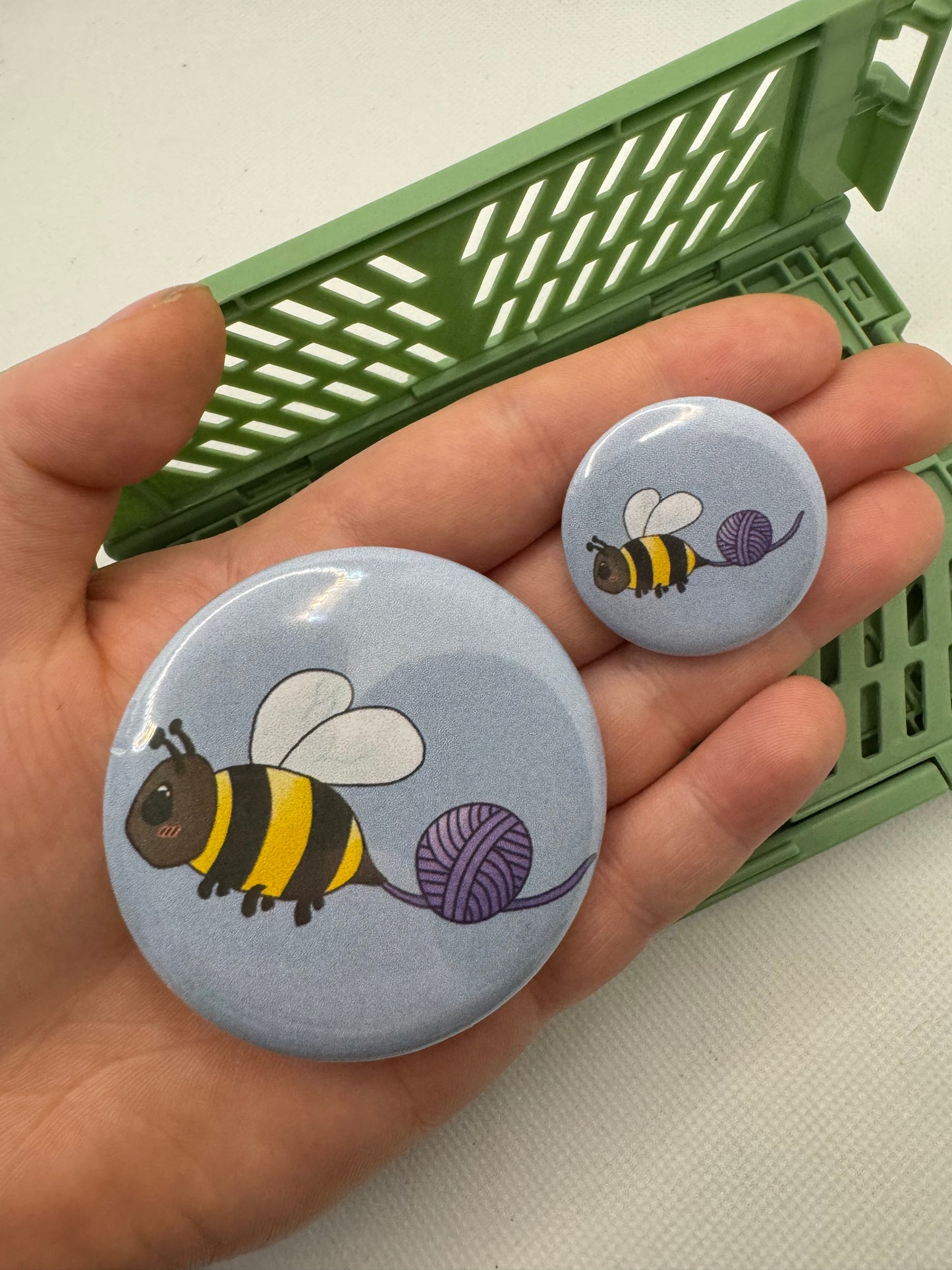 Bee button badge