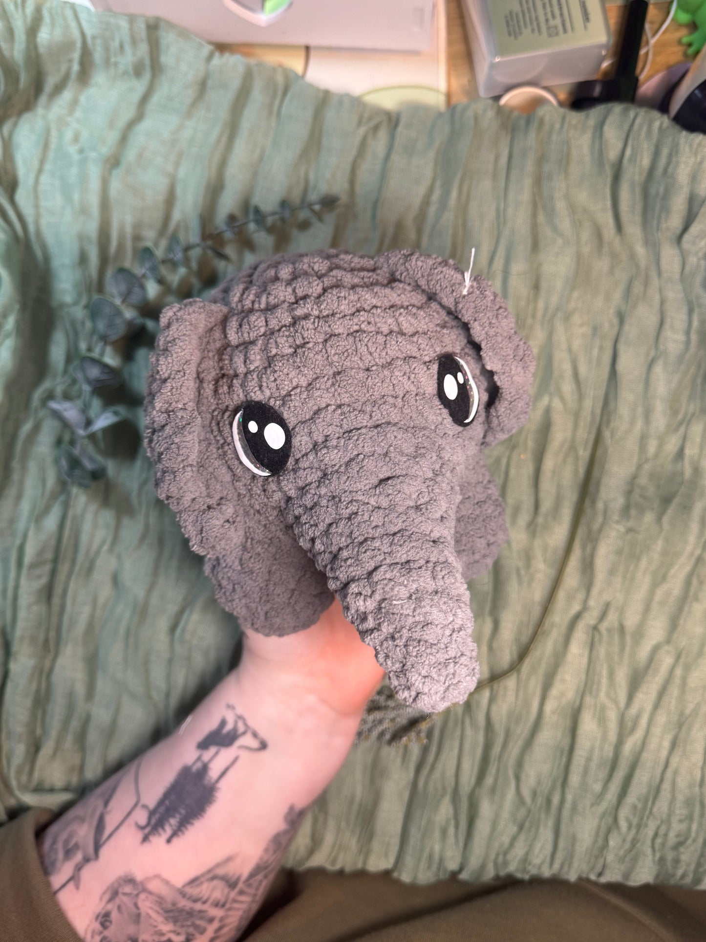 Elephant on all 4's- large