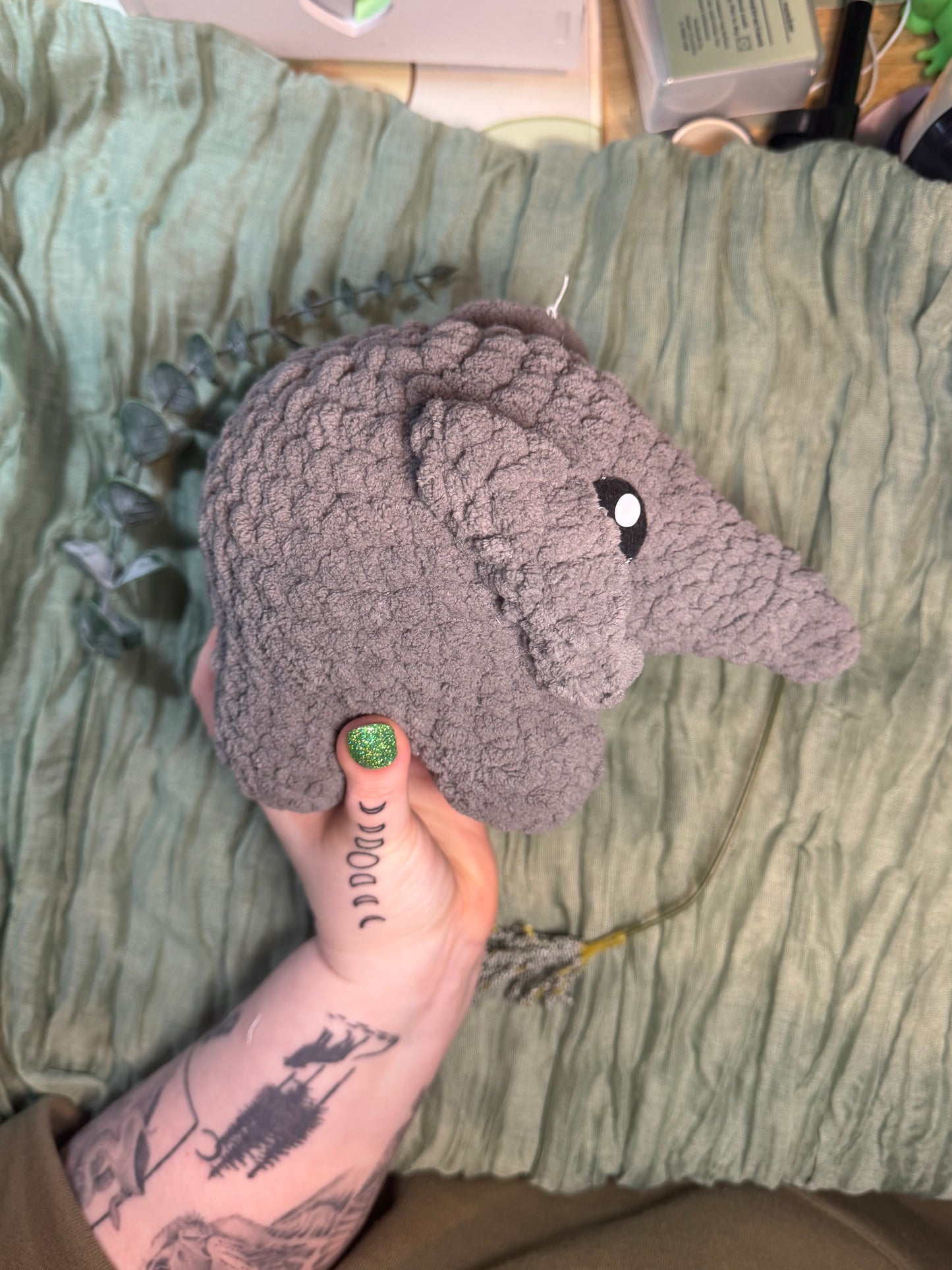 Elephant on all 4's- large