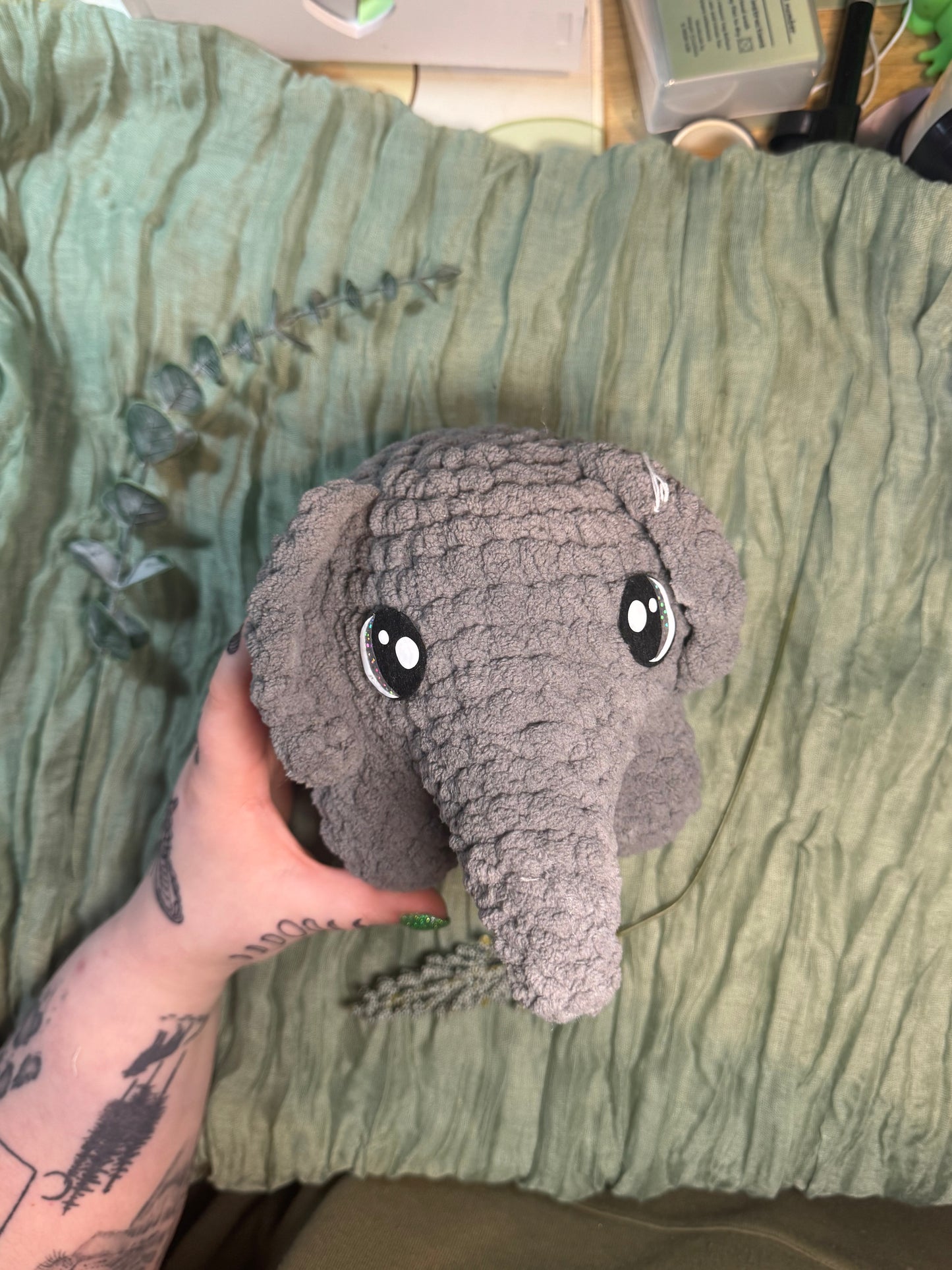 Elephant on all 4's- large