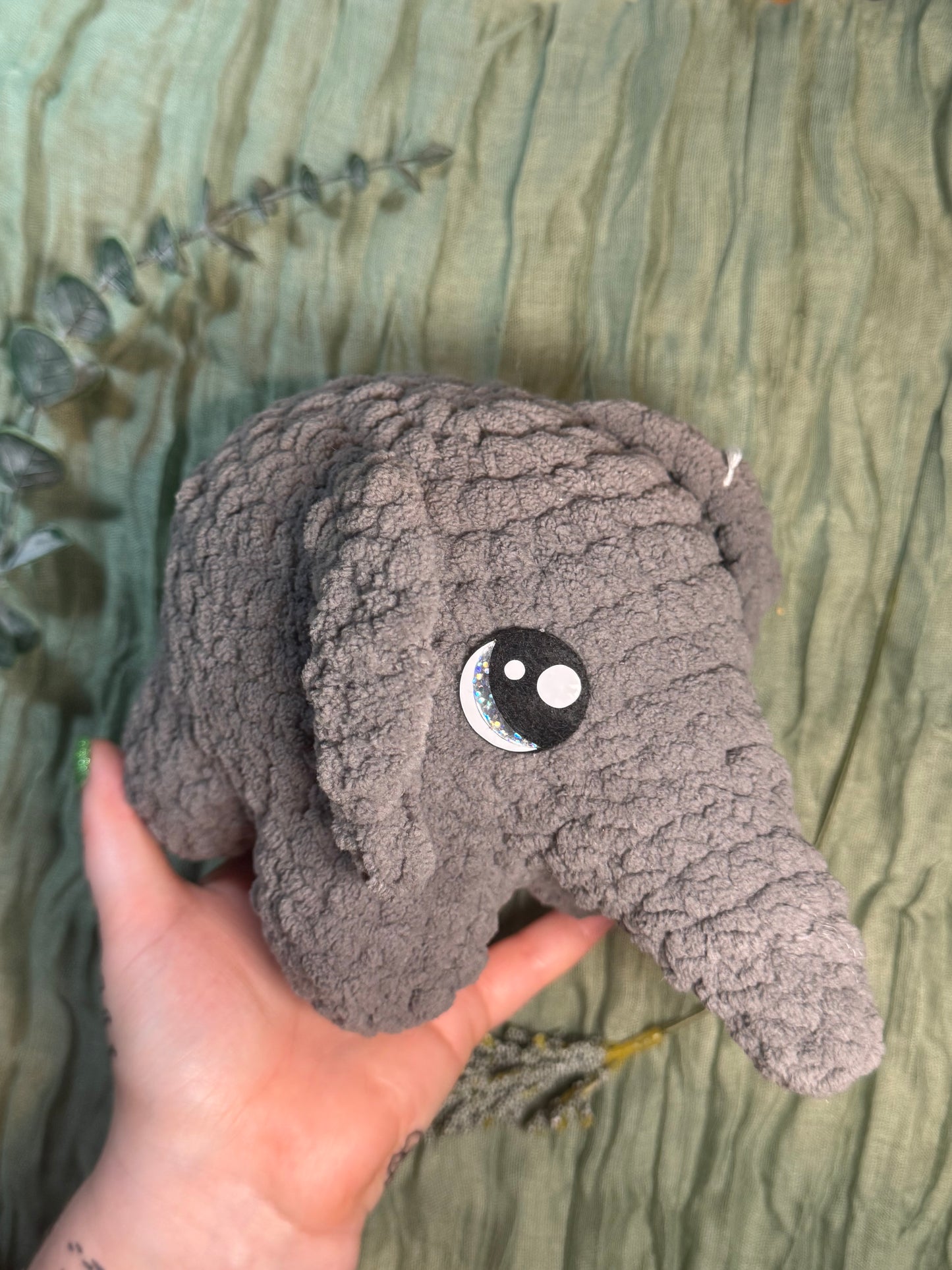 Elephant on all 4's- large